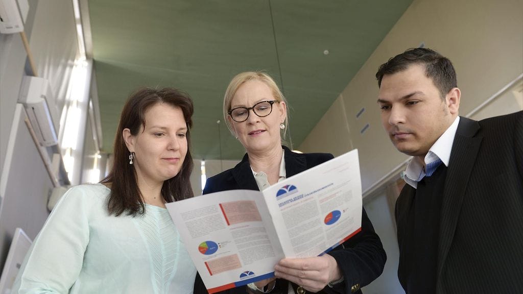 Romaniasiainneuvottelukunnan pääsihteeri Sarita Friman (vas.), vähemmistövaltuutettu Eva Biaudet ja Pohjois-Suomen alueellisen romaniasiain neuvottelukunnan suunnittelija Henry Lindgren romanien syrjintäkokemuksia käsittelevän selvityksen (Erilaisena arjessa - Selvitys romanien syrjintäkokemuksista) julkistamistilaisuudessa Helsingissä 10. huhtikuuta 2014.