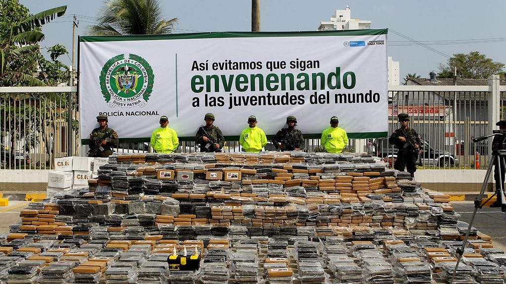 Kokaiinin jättitakavarikko toissa vuonna Cartagenassa Kolumbiassa.  Viranomaisten ponnisteluista huolimatta kokaiinipensaiden viljely on jälleen lisääntynyt maassa.