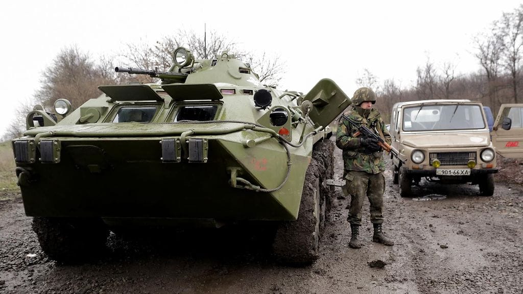 Ukrainan armeija partioi Luganskin ja Slovjanskin välisellä tiellä huhtikuussa.