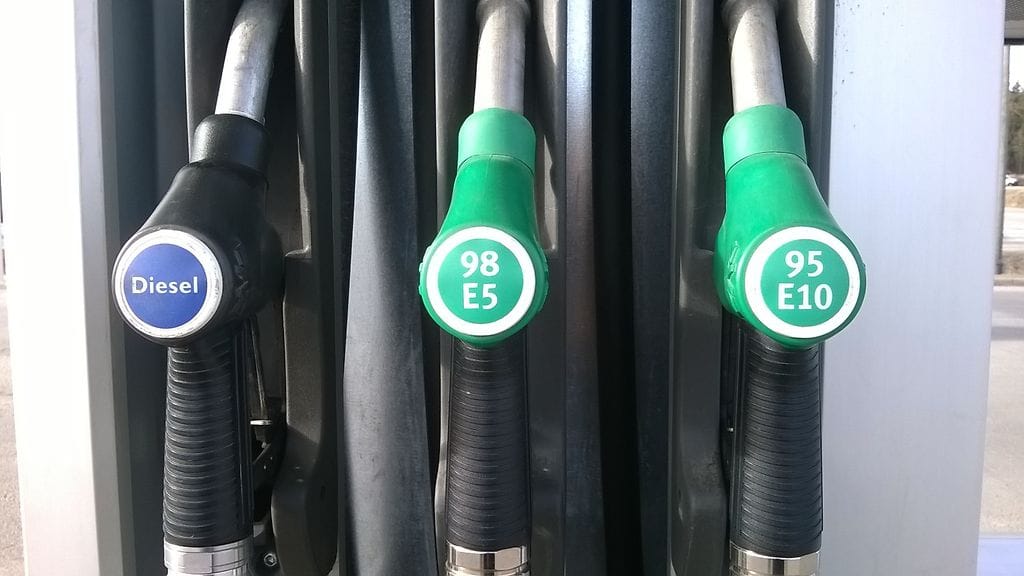 Polttonesteiden hinnat laskivat vuonna 2024 Suomessa, mutta niiden arvellaan nousevan jälleen vuonna 2025.