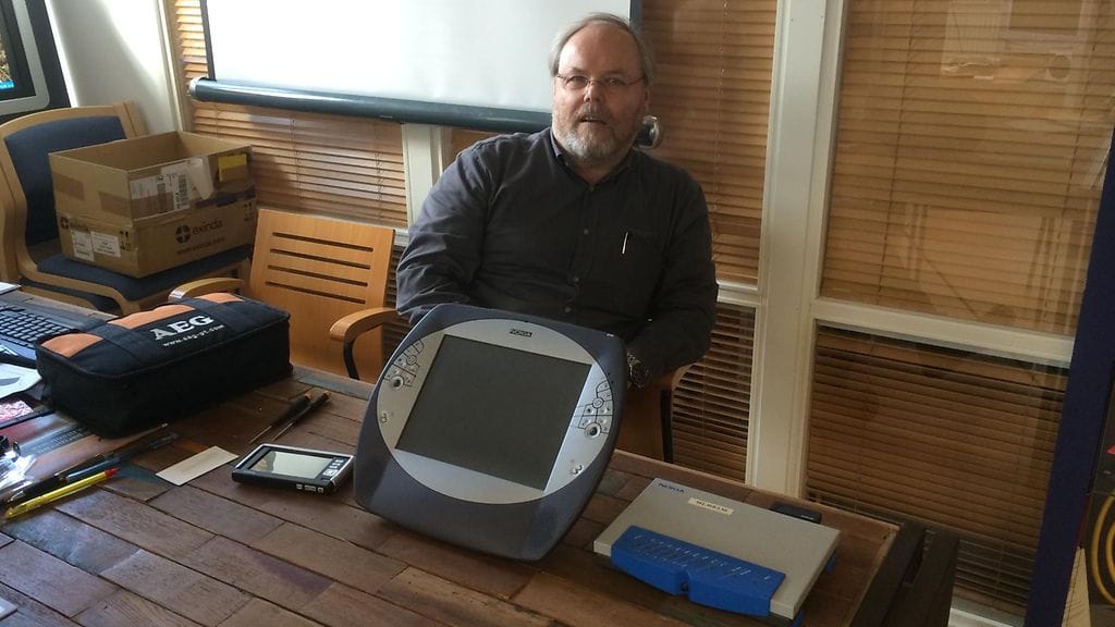 Esko Yliruusi esittelee Nokia Web Tabletia.