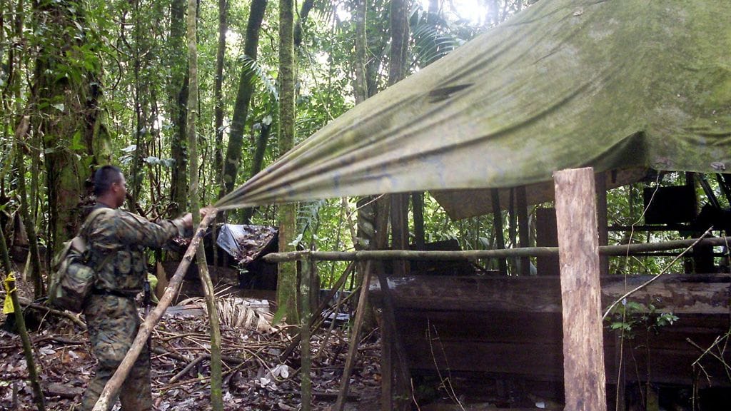 Kolumbian Farc-sissien leiriksi epäilty asumus. Sissien ja hallituksen rauhanyritys mahdollistaa nyt viidakkoon pääsyn yhä useammille.