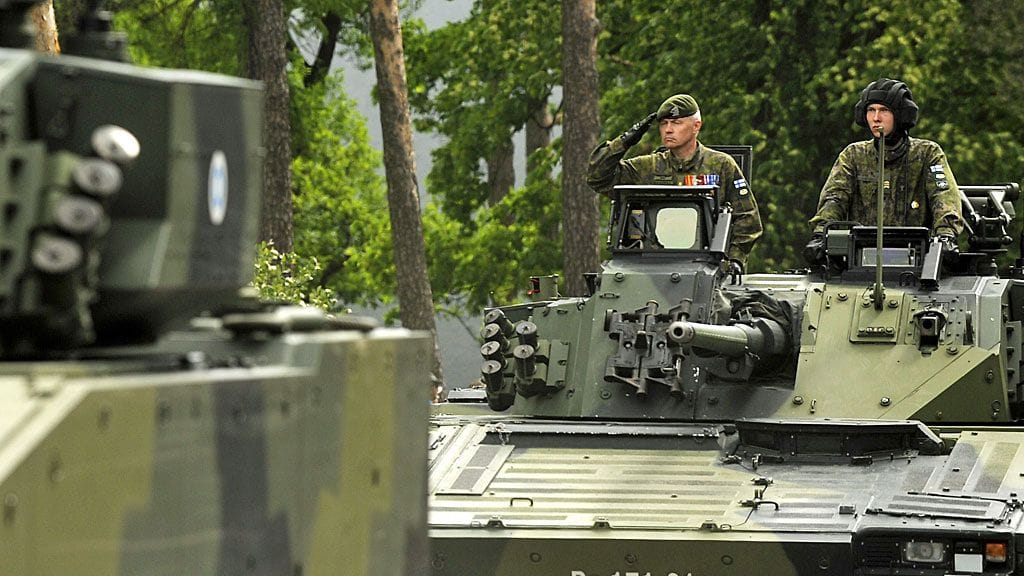 Panssariajoneuvoja Puolustusvoimien lippujuhlan paraatissa Kotkassa 4. kesäkuuta 2010.