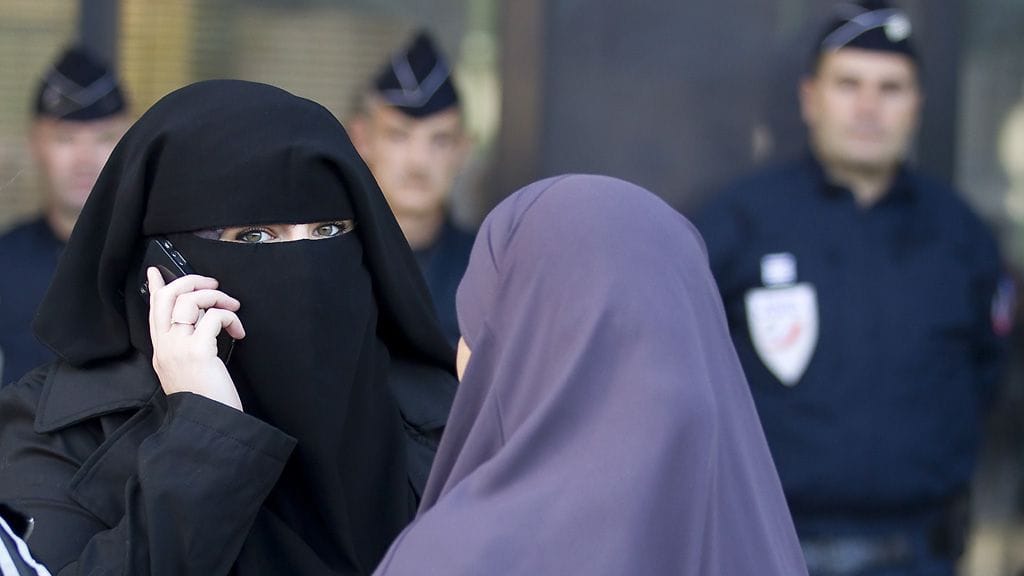 Niqab on kasvot lähes kokonaan peittävä huntu.