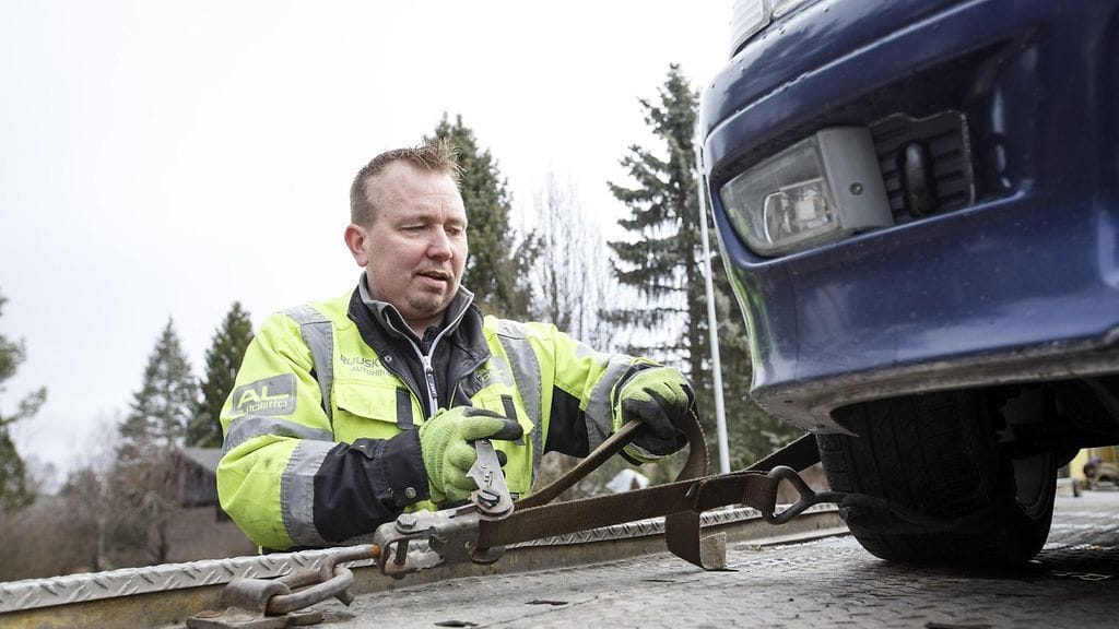 Hinauspalvelu Ruuskasen Tommi Ruuskanen siirtää autoa, joka ei suostunut käynnistymään Lempäälässä 14. huhtikuuta 2014.