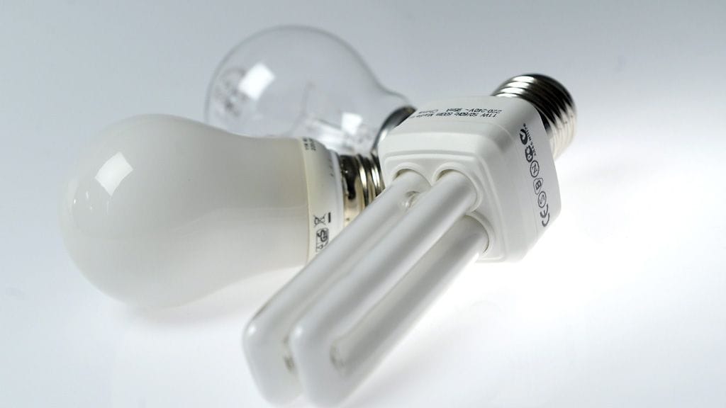 Hehkulamput poistuvat myynnistä energiansäästölamppujen (edessä) tieltä.