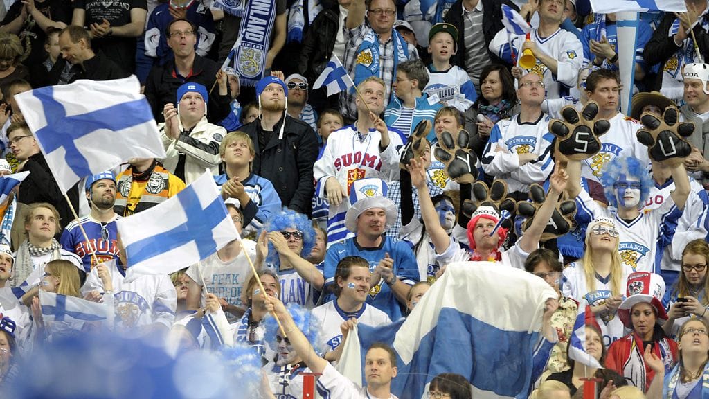 Suomalaiskannattajia Suomi-Itävalta -ottelussa Helsingissä 11.5.2013.