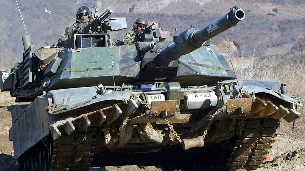 Yhdysvaltain joukkojen M1A1 Abrams-panssariajoneuvo Iron Artep-sotaharjoituksessa Koreoiden rajalla vuonna 2004.