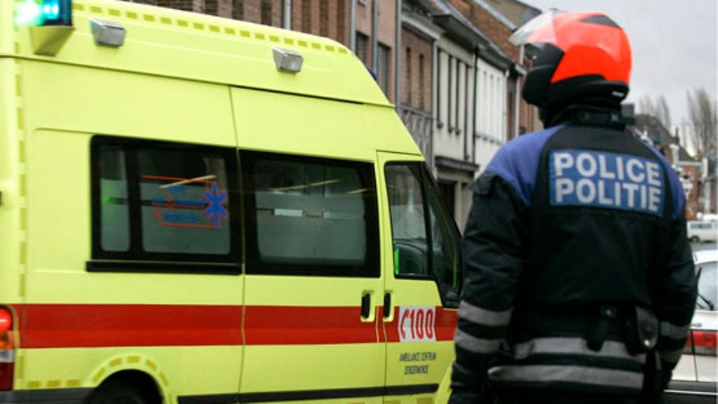 Brysselissä toissapäivänä tapahtuneesta kahden poliisin puukotuksesta epäillyn veli on saanut syytteen osallisuudesta terrorismiryhmän toimintaan.