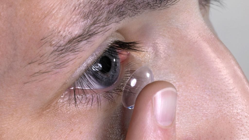 Piilolinssien yhtäjaksoinen käyttäminen suositeltua pidempään voi vahingoittaa silmiä.