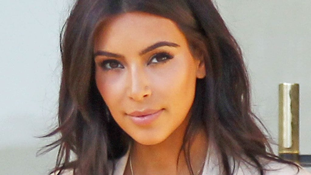 Kim Kardashian on yksi monista tähdistä, jotka ovat julkaisseet itsestään kuvan heti herättyään.