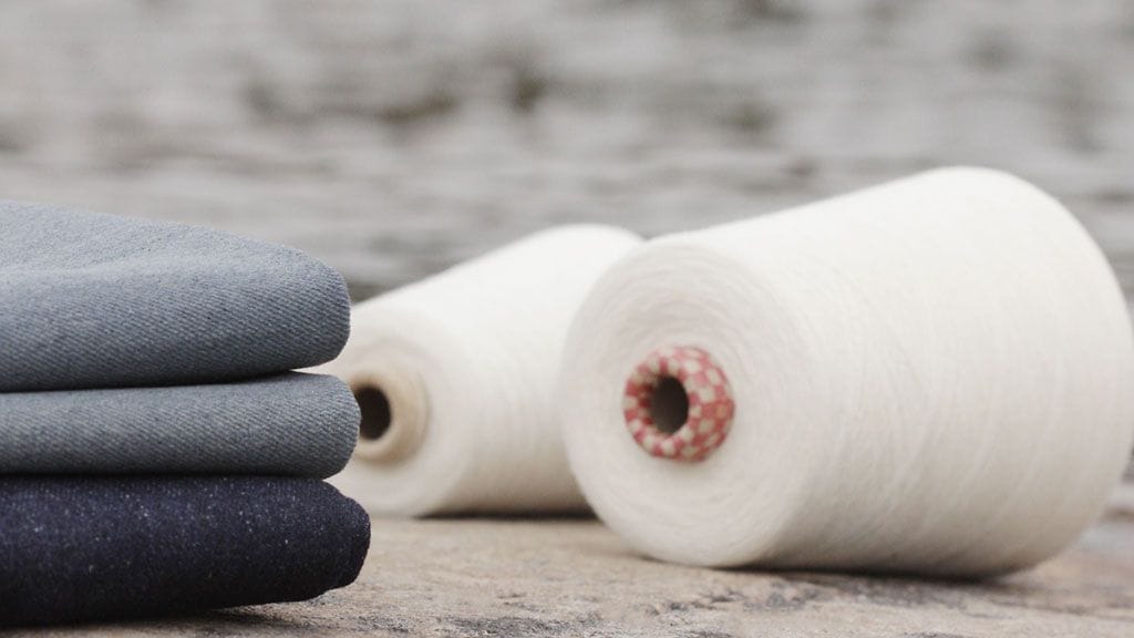 Pure waste texstilesin tekemiä valmiita kankaita ja lankarullia. Kuva: Pure waste Textiles.