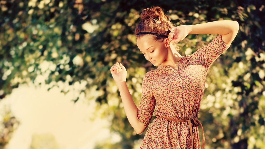 Huolettomuus ja pehmeät sävyt kuuluvat kevään hiustrendeihin.