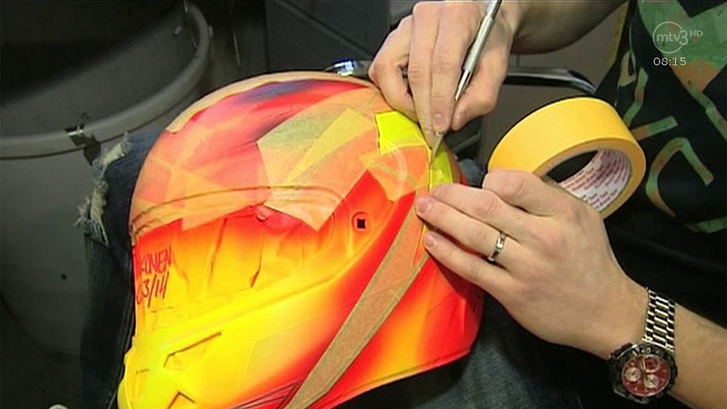 Kimi Räikkösen kypärä valmistuu Uffe Tägtströmin pajalla.