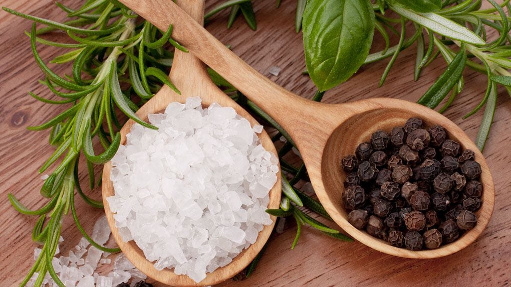 Suola, pippuri ja tuoreet yrtit riittävät pitkälle ruoanlaitossa.