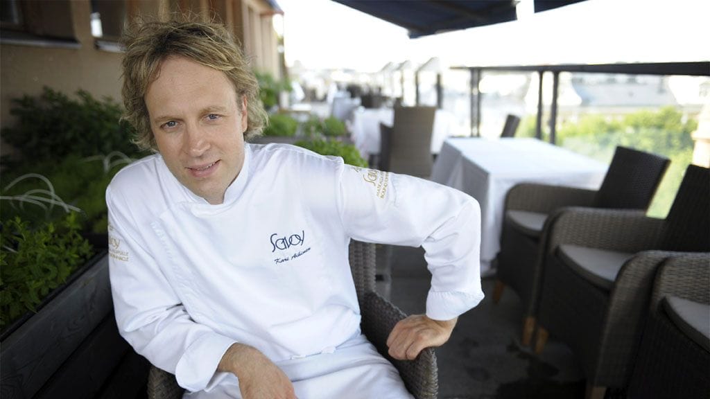 Kari Aihinen arvostelee suomalaisia liiasta nöyristelystä.