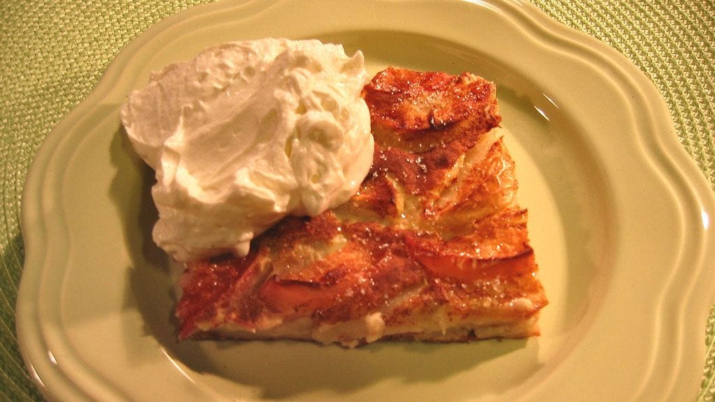 Omenapannukakku on astetta raikkaampi versio tavallisesta pannukakusta.