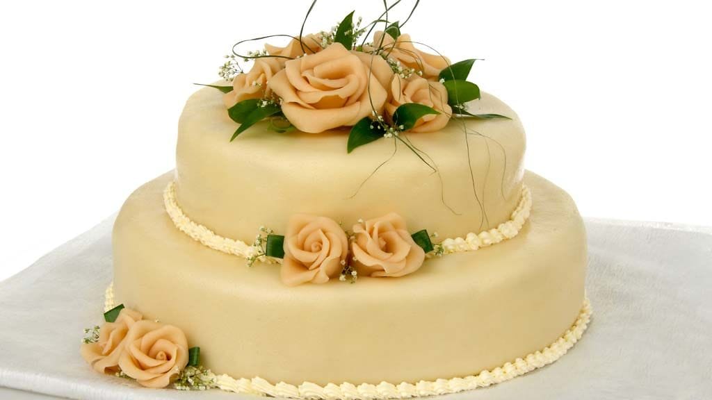 Kauniiden koristeruusujen tekeminen ei vaadi kondiittorintaitoja.