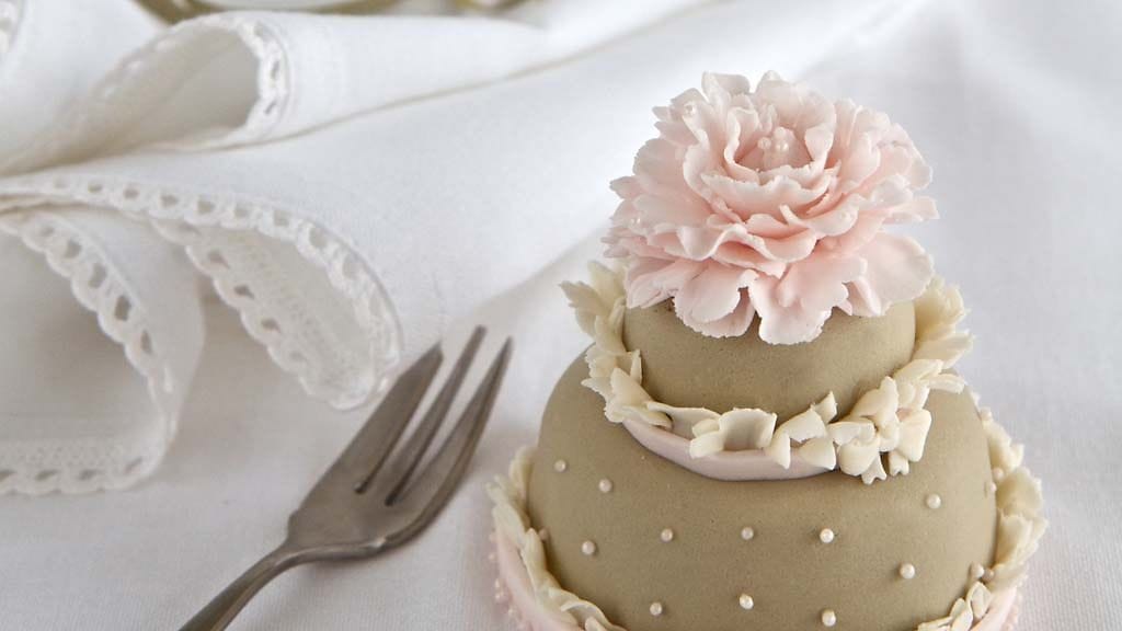 Rypytä neilikan terälehdet tekemällä haarukalla pieniä uria marsipaanimassan reunaan.