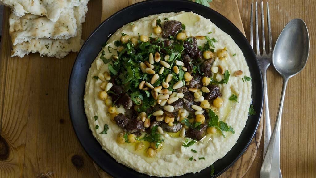 Oliiviöljy ja pinjansiemenet sopivat erinomaisesti hummuksen seuralaiseksi.