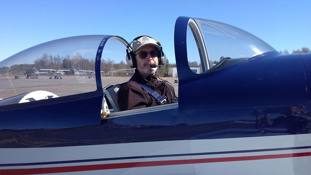 Harrastajalentäjä ja diplomi-insinööri Jouni Teerikorpi experimental-koneessaan Helsinki-Malmin lentokentällä.
