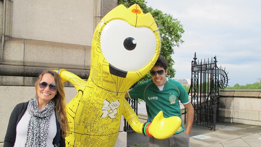 Keltainen Wenlock-patsas.