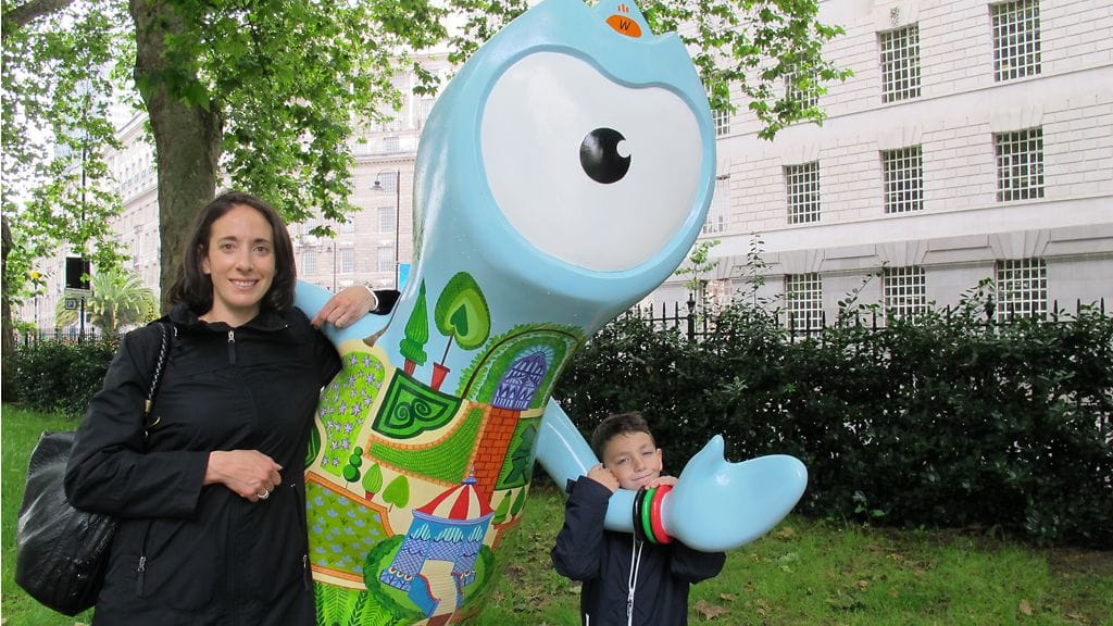 Jaydon ja Vanessa Pagan poseeraavat Wenlock-patsaan kanssa.