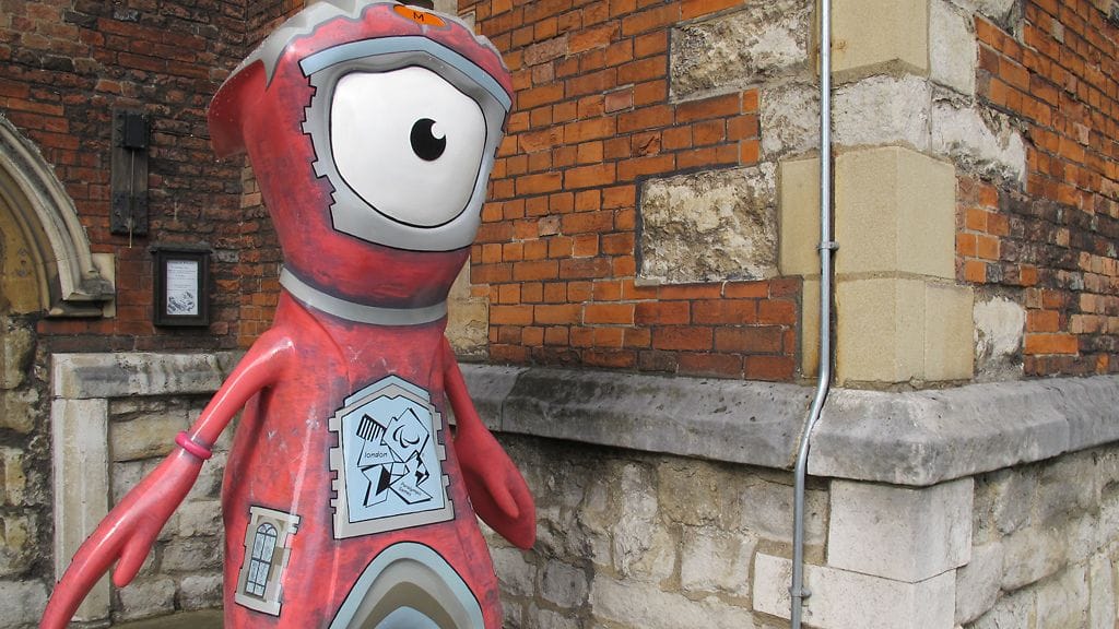 Punainen Wenlock-patsas.