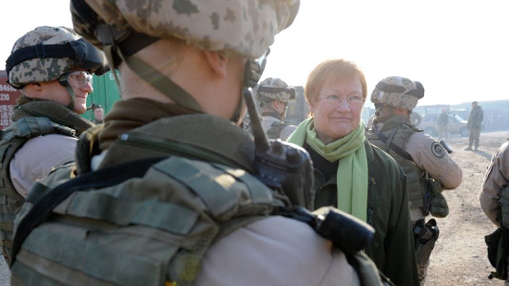 Presidentti Tarja Halonen tapasi suomalaisia ISAF-joukkoja Mazar-i-Sharifissa Afganistanissa tammikuussa 2011. Kuva: Lehtikuva