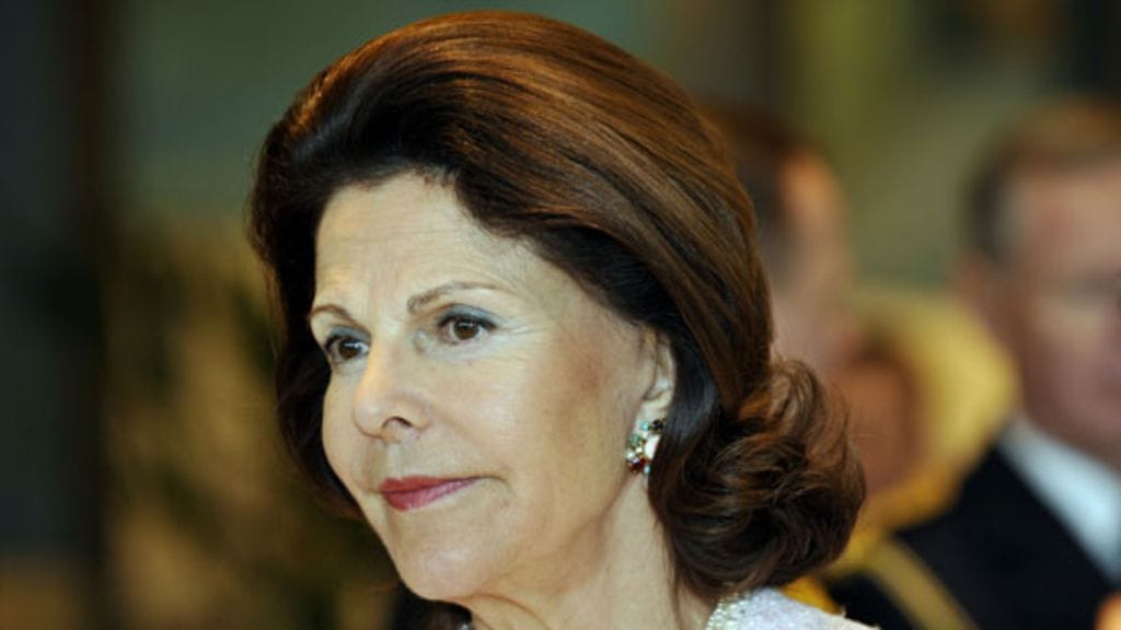 Ruotisn kuningatar SIlvia joutuu puolustelemaan isänsä menneisyydestä ilmenneitä tietoja.