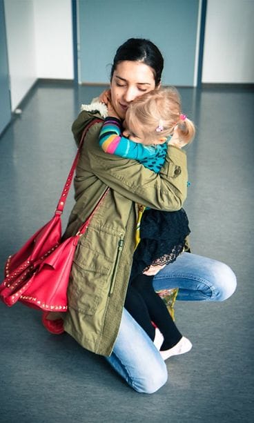 Natali Karppinen Lara-tyttärensä kanssa.