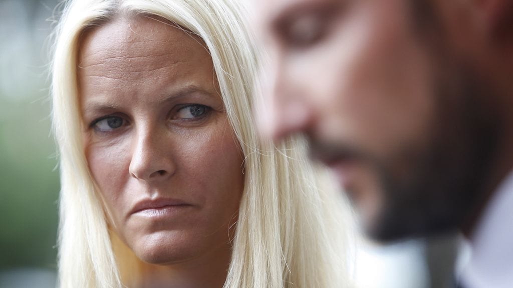 Norjan kruununprinsessa Mette-Marit ja prinssi Haakon terroritekojen jälkeisessä tiedotustilaisuudessa. Kuva: EPA