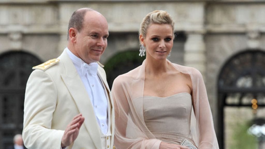 Monacon prinssi Albert II juhli morsiamensa Charlene Wittstockin kanssa Ruotsin kruununprinsessa Victorian ja Daniel Westlingin häitä Tukholmassa kesäkuussa 2010.