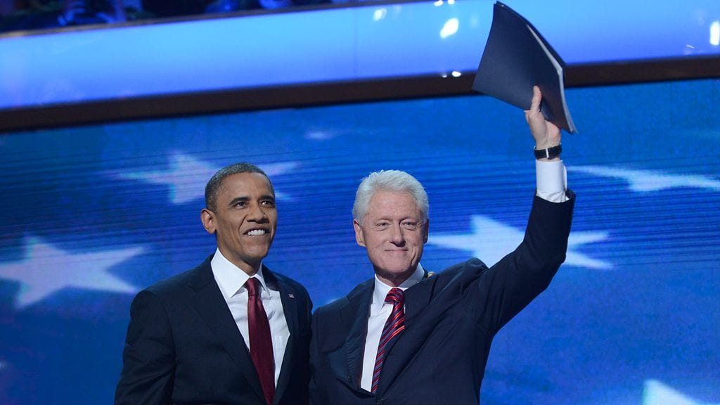 Yhdysvaltain entinen apulaisulkoministeri totesi, että pesidentti Barack Obama (vasemmalla) arvostaa presidentti Sauli Niinistöä suuresti. Entinen presidentti Bill Clinton (oikealla) lähetti puolestaan videotervehdyksen, jossa hän kiitti presidentti Martti Ahtisaarta tärkeästä työstä.