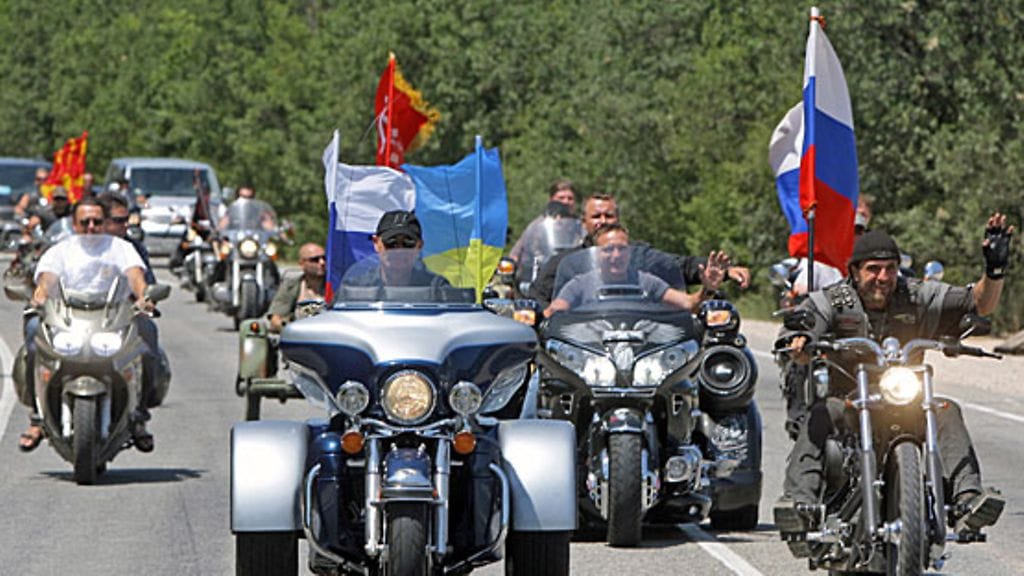 Venäjän pääministeri Vladimir Putin kasvatti machomiehen mainettaan Ukrainassa 24.7.2010, kun hän hyppäsi Harley Davidsonin selkään. (Kuva: EPA)