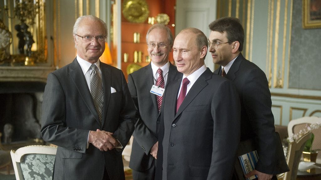 Venäjän pääministeri Vladimir Putin tapasi Tukholman-vierailullaan myös Ruotsin kuninkaan Kaarle XVI Kustaan 27.4.2011. Kuva: EPA