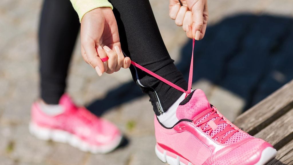 Juoksukenkä ei saa kiristää. Kuvituskuva.