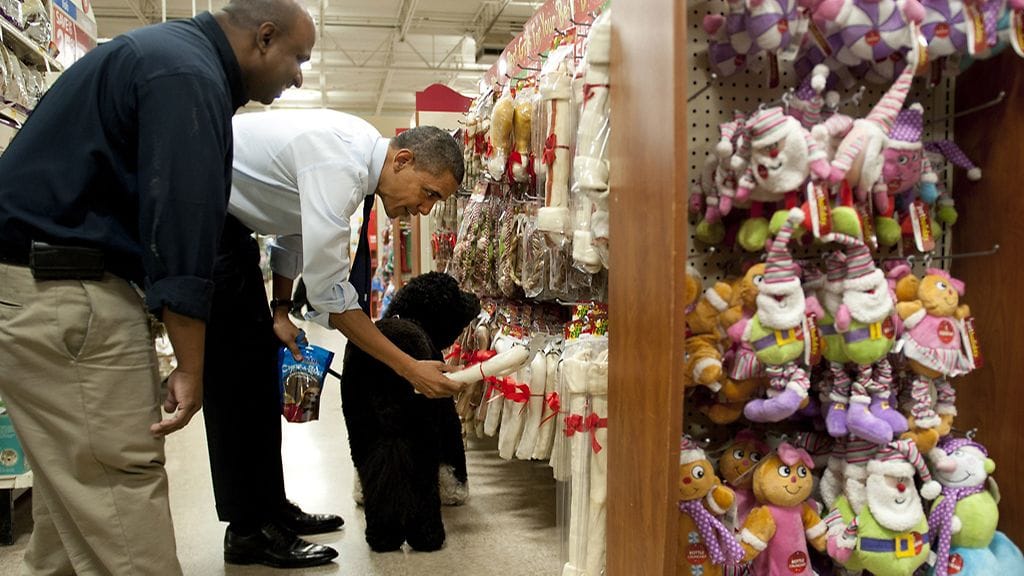 Yhdysvaltain presidentti Barack Obama etsimässä joululahjaluuta Bo-koiralleen 21. päivä joulukuuta.