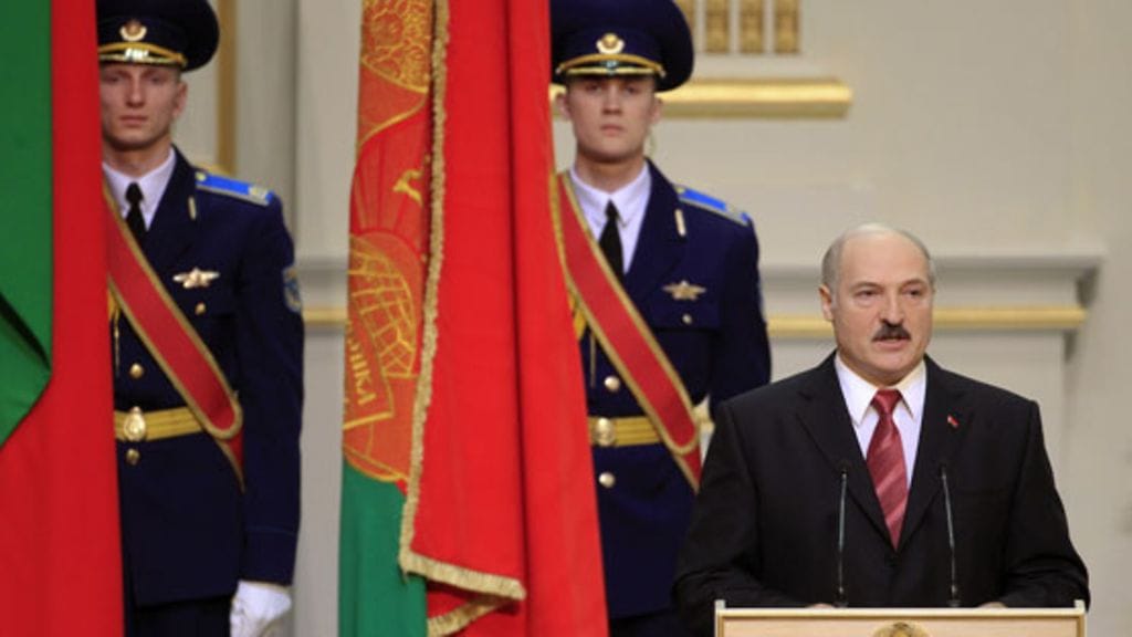 Aleksandr Lukashenka vannoi virkavalansa 21.01.2011. Hänet valittiin neljännelle kaudelle kiistellyissä presidentinvaaleissa joulukuussa.