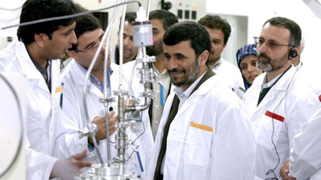 Iranin presidentti Mahmud Ahmadinejad vieraili maan uraanirikastamossa 27.3.2007. (EPA)