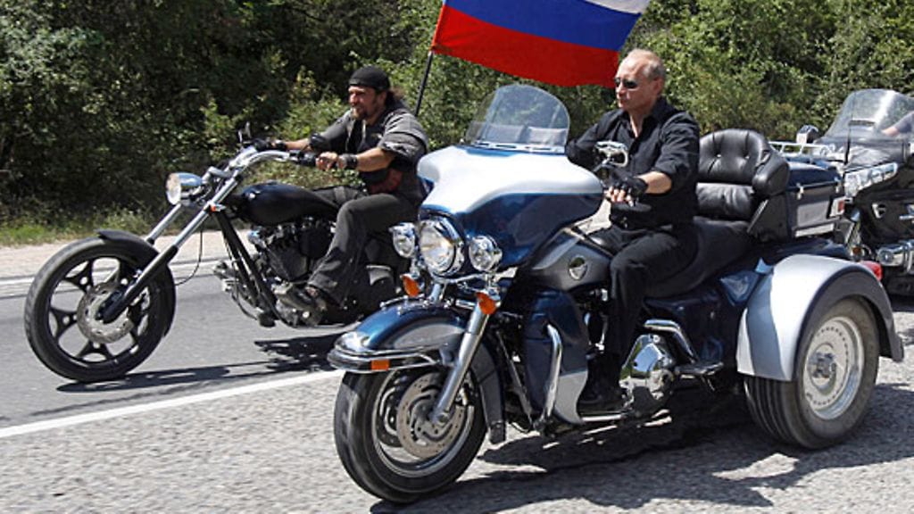 Poliisin rekisteriin oli kirjattu myös Yön sudet -moottoripyöräjengiläisten kanssa samassa kuvassa nähty presidentti Vladimir Putin.