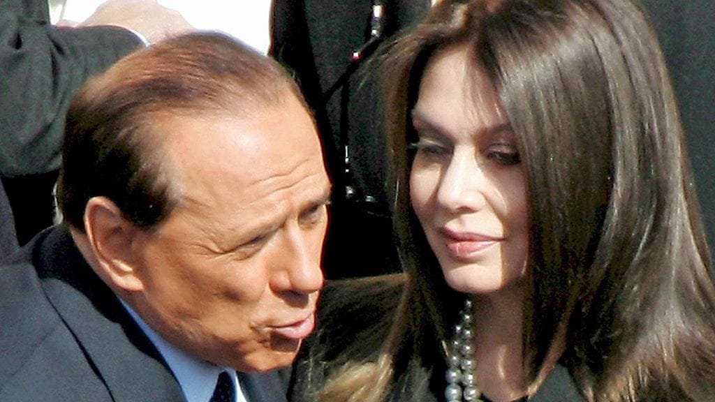 Silvio Berlusconi ex-vaimonsa Veronica Larion kanssa. Berlusconi joutui maksamaan eron jälkeen Lariolle kuukausirahaa 1,4 miljoonaa euroa.