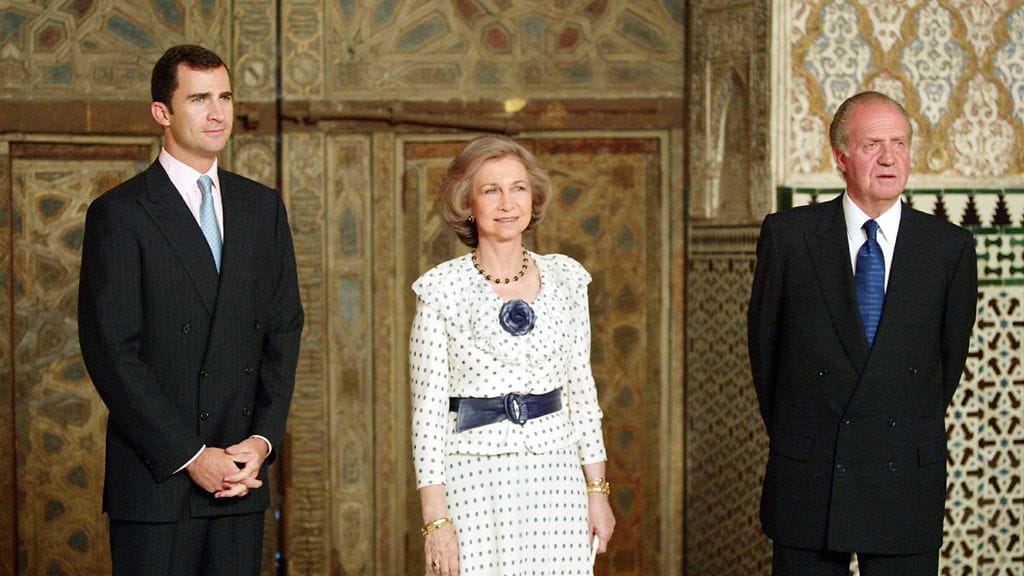 Espanjan kuningas Juan Carlos (oik.), kuningatar Sofia ja kruununprinssi Felipe.