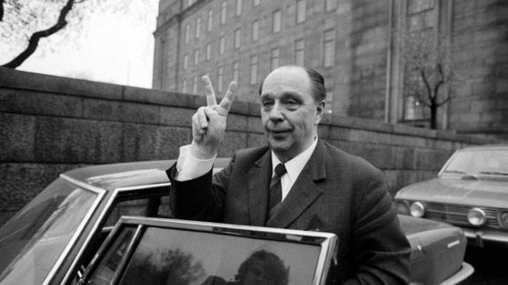 Suomen maaseudun puolueen puheenjohtaja, kansanedustaja Veikko Vennamo näyttää voitonmerkkiä valokuvaajille 31. lokakuuta 1972 saapuessaan autollaan eduskuntaan. Kuva: Lehtikuva