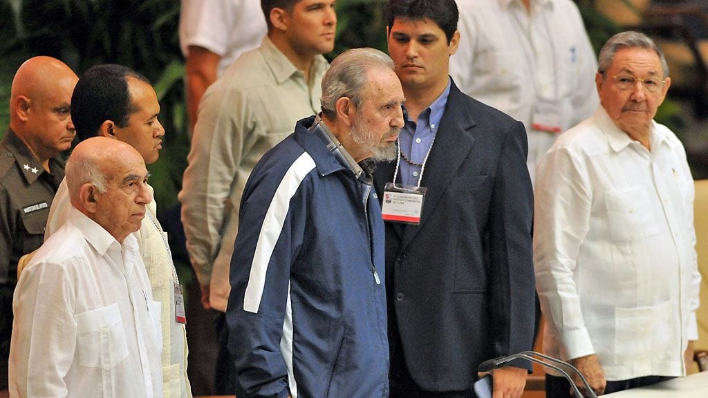 Fidel castro teki yllätysesiintymisen Kuuban kommunistisen puolueen kokoukseen.