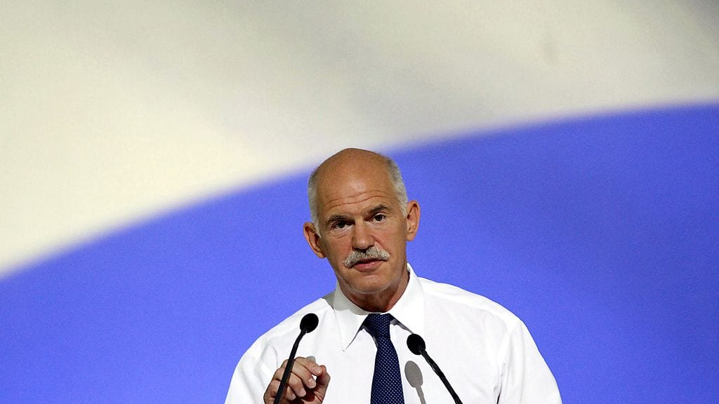 Kreikan pääministeri George Papandreou perui puheitaan tukipakettia koskevasta kansanäänestyksestä.