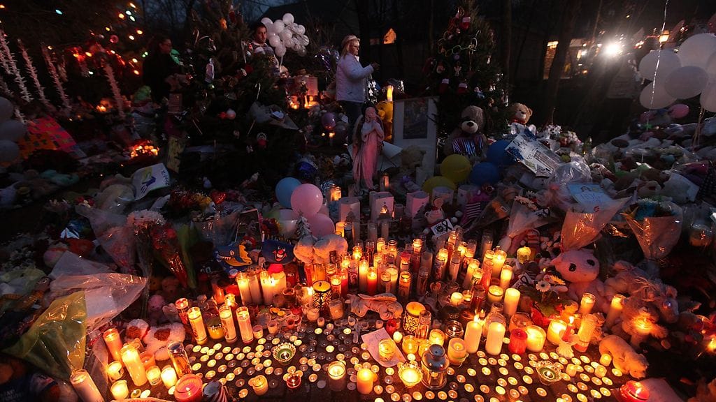 Kynttilöitä Sandy Hookin koulun ulkopuolella.