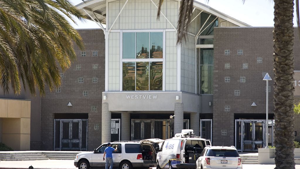 Tv-reportterit valmistautuivat lähettämään ohjelmaa Kaliforniassa San Diegon naapurustossa koululta, jota Denverin joukkosurmasta epäilty James Holmes kävi.