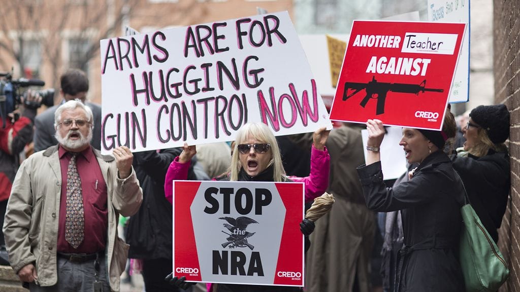 Mielenosoittajat vaativat aselakien tiukennusta Washingtonissa 17. joulukuuta, kolme päivää Connecticutin kouluampumisen jälkeen.