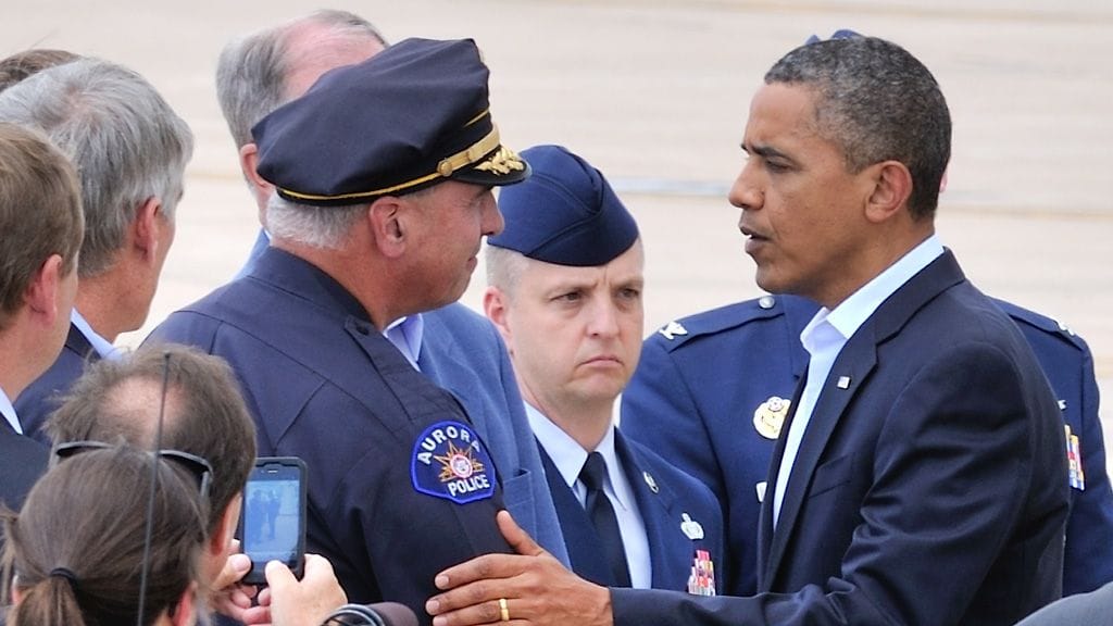 Auroran poliisipäällikkö Dan Oates ja presidentti Barack Obama 22. heinakuuta 2012.